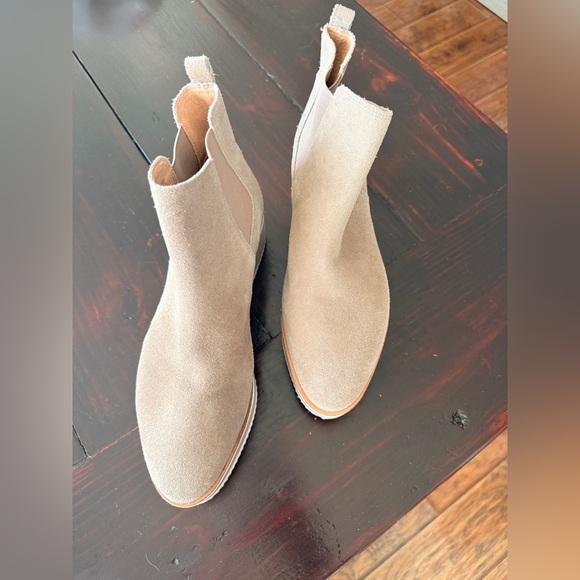 ANTONIO MELANI Shoes - Antonio Melani EUC Women's Brexton Tan
Suede Platform Ankle Boots Size 9